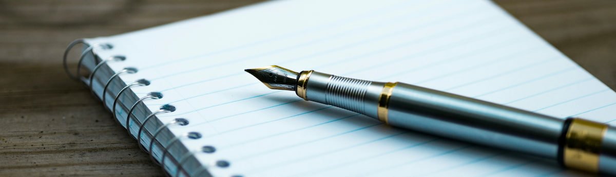 ノートの上に置かれた万年筆